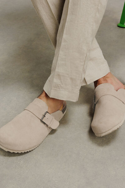 Mules esprit sabot en cuir su&egrave;de