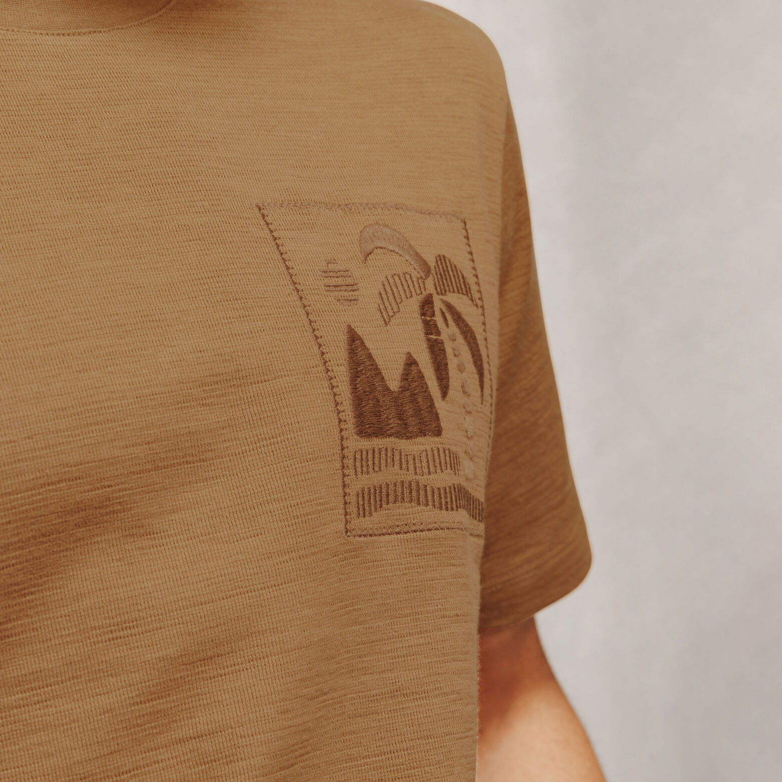 Tee shirt brod&eacute; textur&eacute;