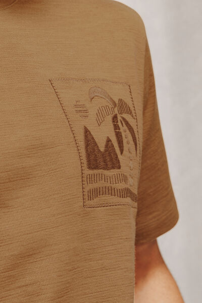 Tee shirt brod&eacute; mati&egrave;re fantaisie