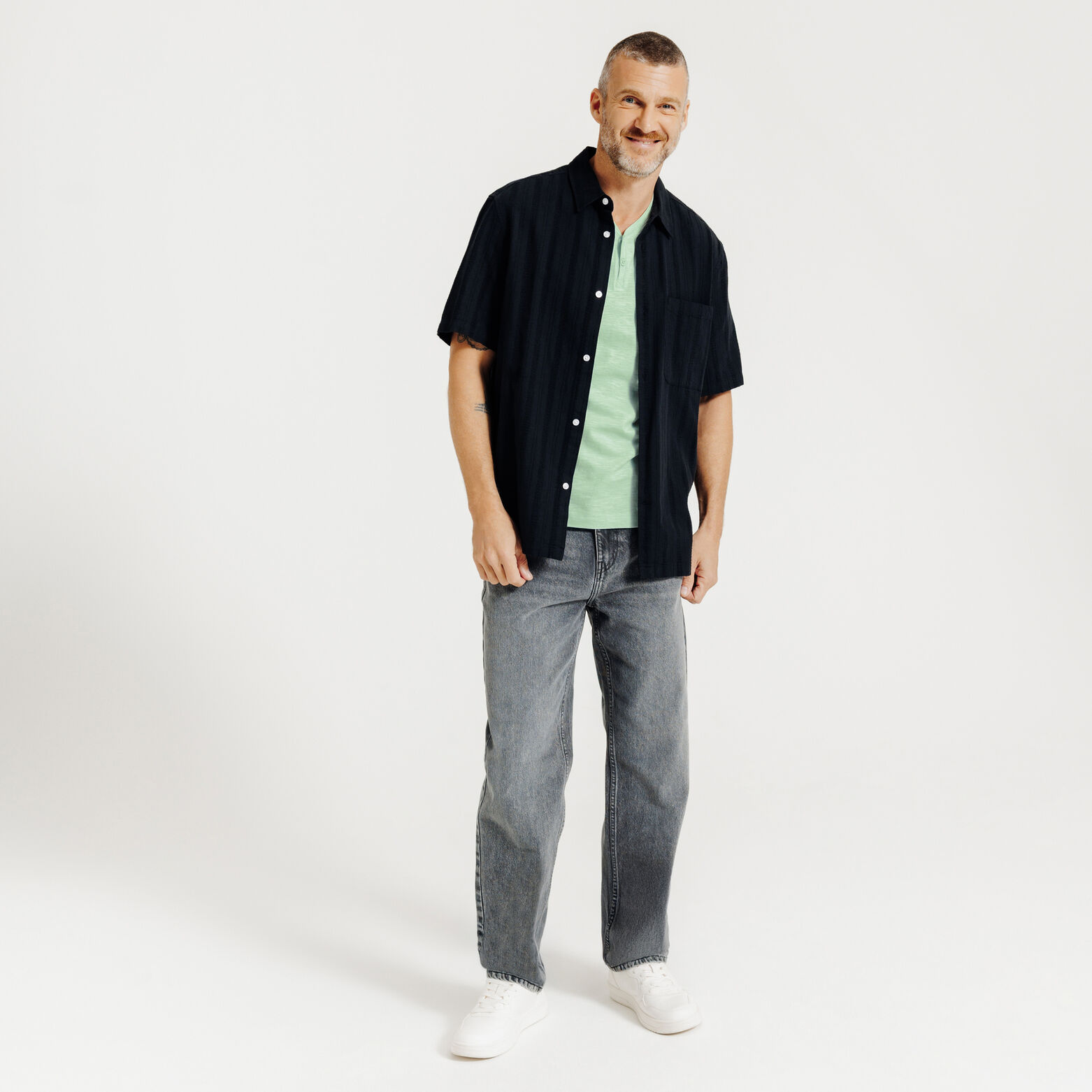 Tee shirt col tunisien en mati&egrave;re flamm&eacute;e