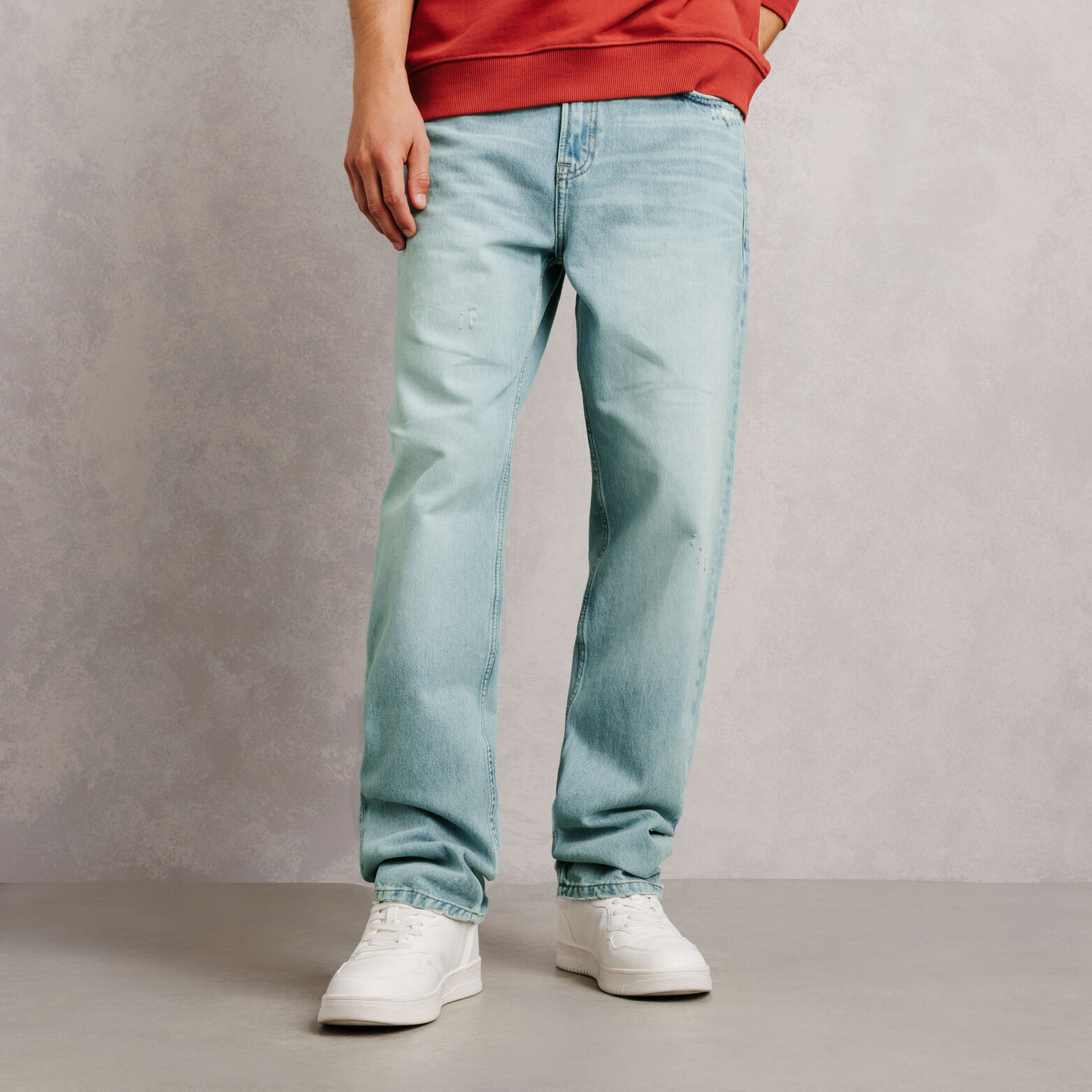 Jean loose d&eacute;lav&eacute; avec l&eacute;g&egrave;res abrasion 100% coton