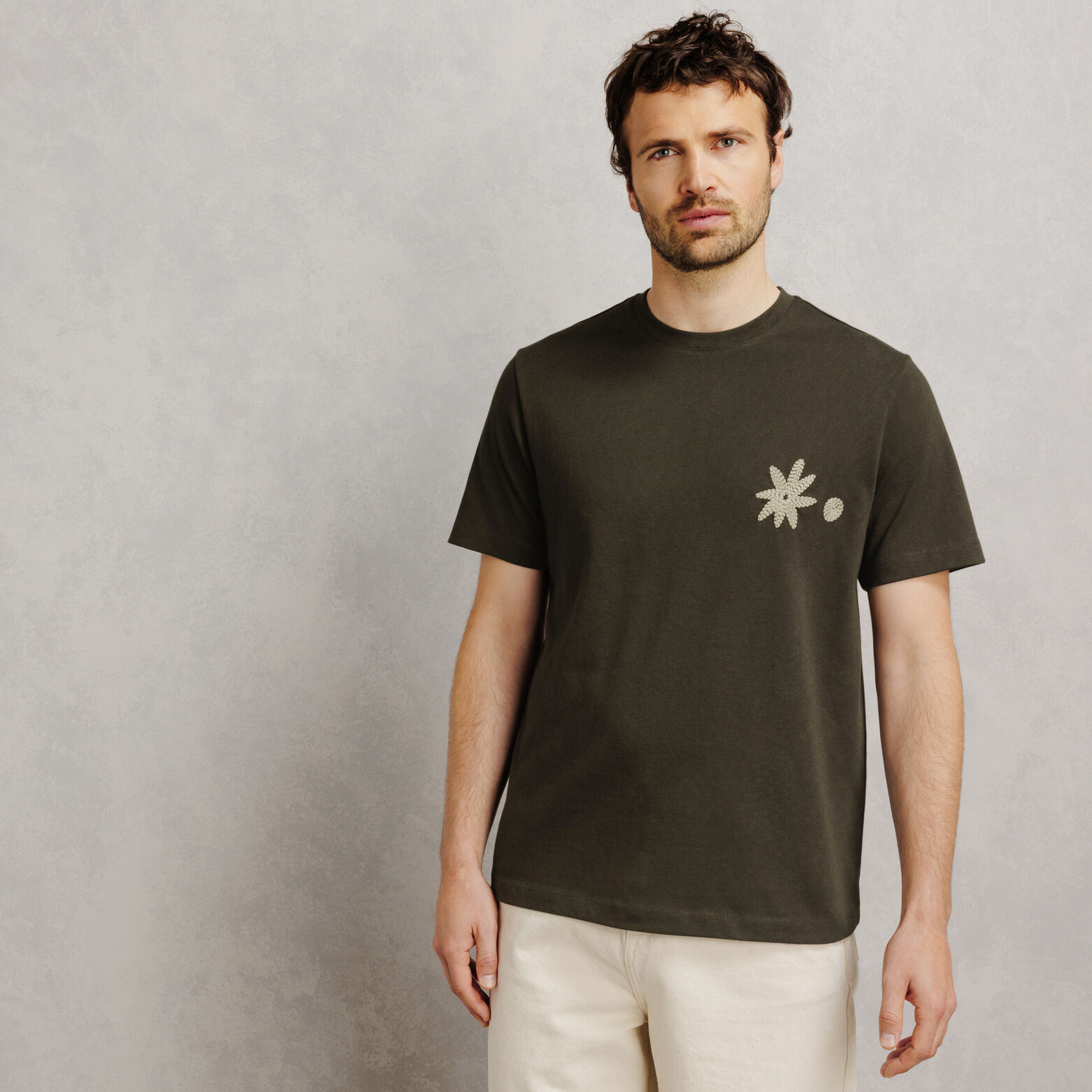 Tee shirt col rond brod&eacute; fleur poitrine
