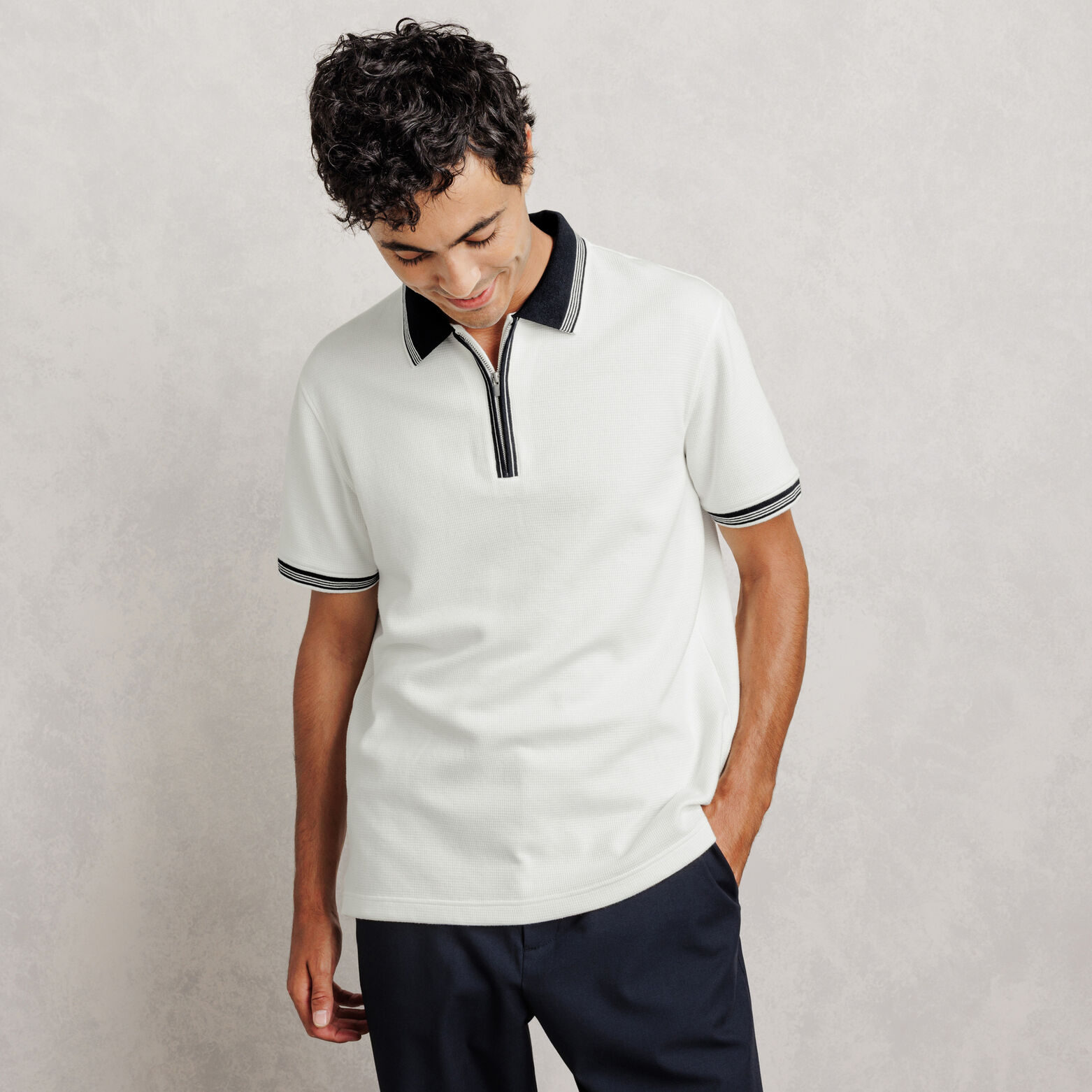 Polo manches courtes col zipp&eacute; gaufr&eacute;