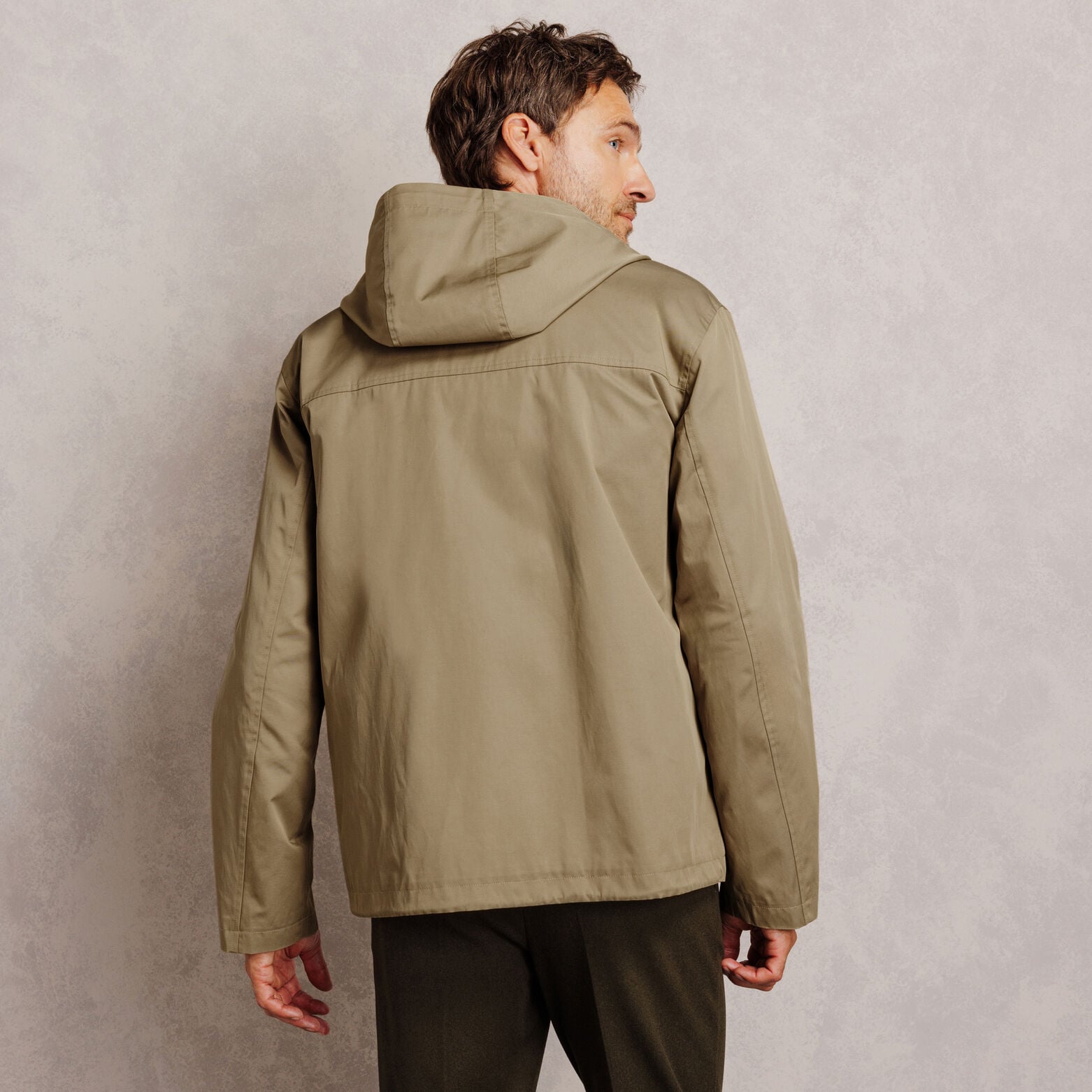 Parka courte mati&egrave;re d&eacute;perlante &agrave; capuche