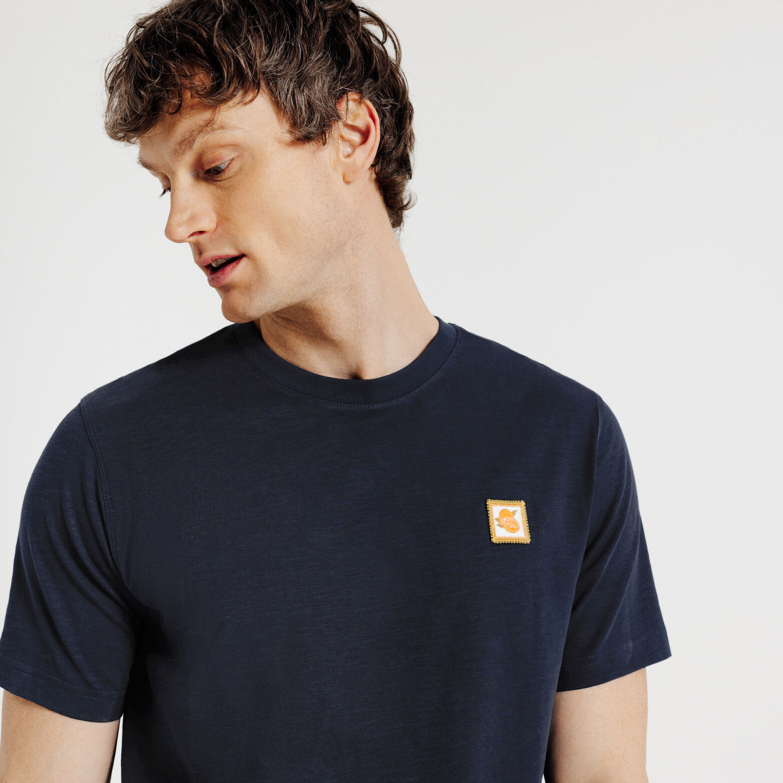 T-shirt in gevlamde stof met borduursel op de bors