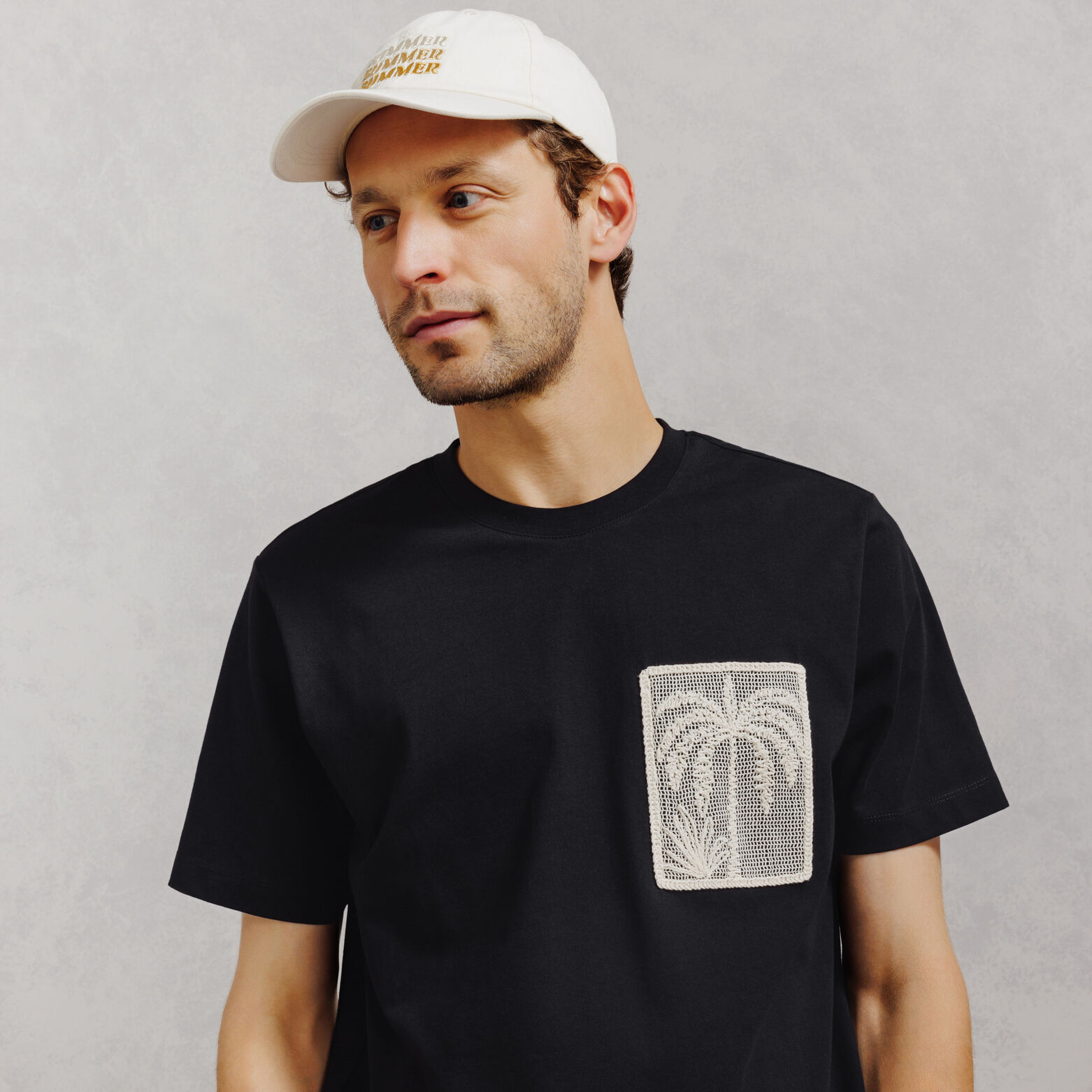 T-shirt met zak, macram&eacute; en strandlook