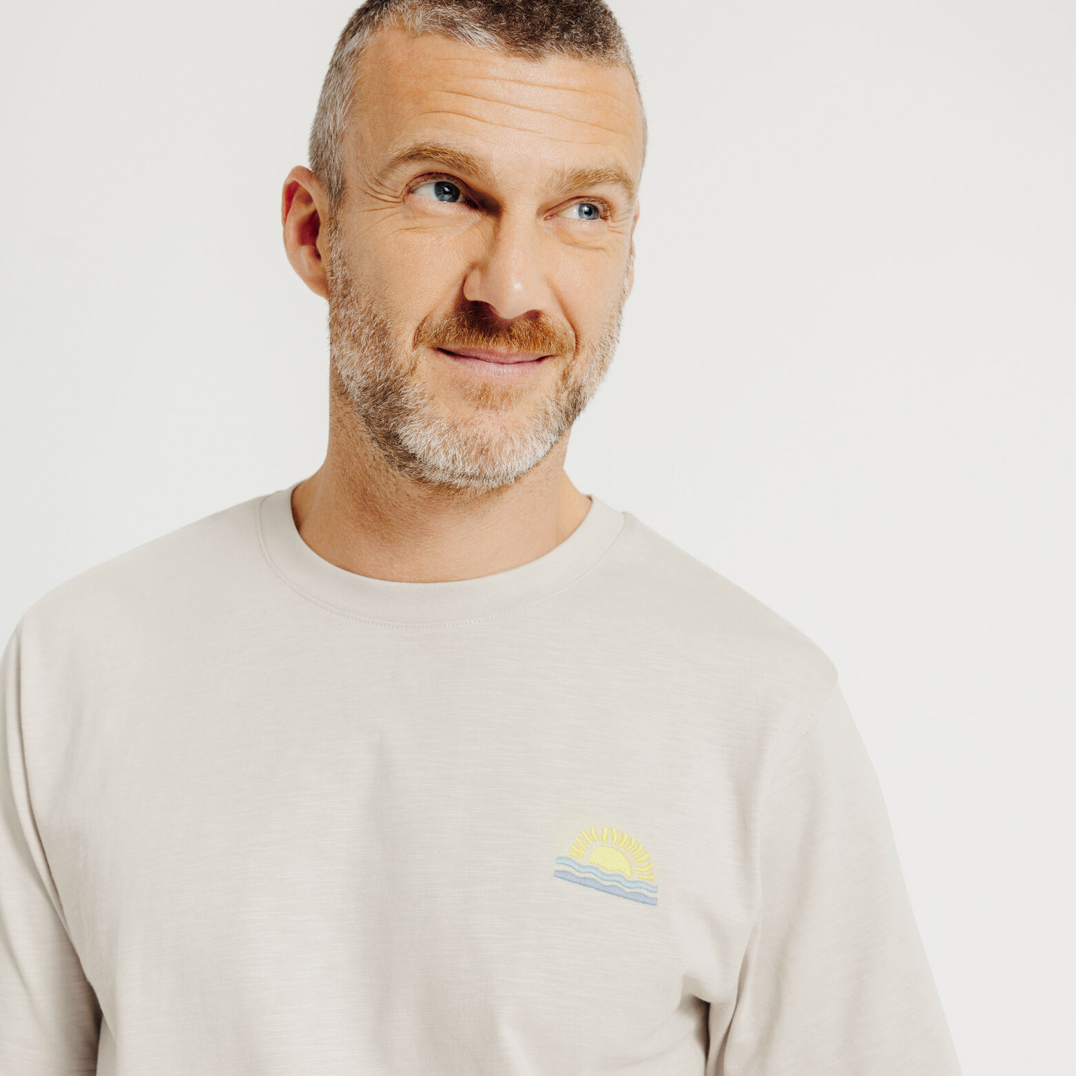 T-shirt in gevlamde stof met borduursel op de bors