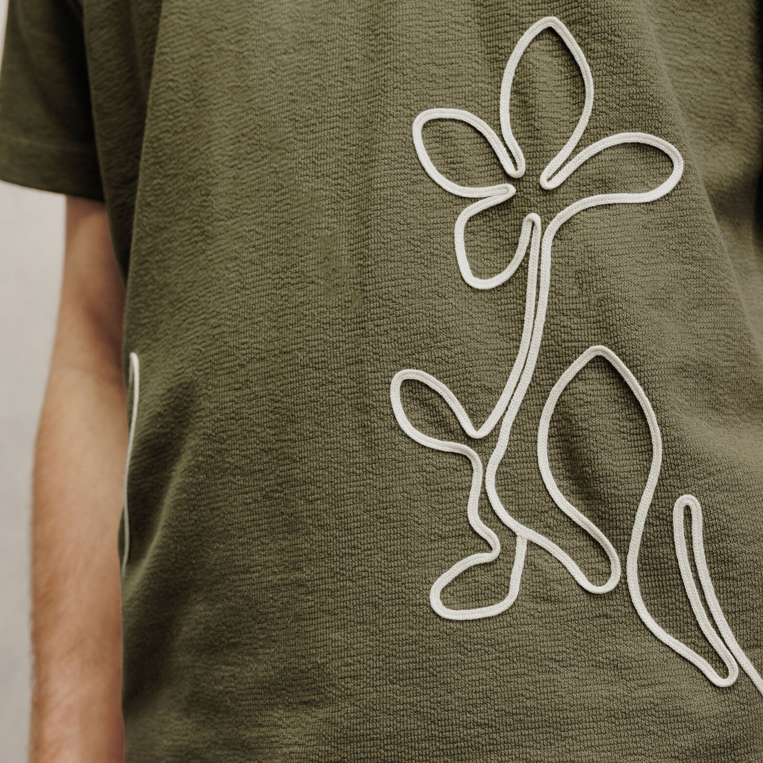 Tee shirt fleurs en cordelette mati&egrave;re fantaisie