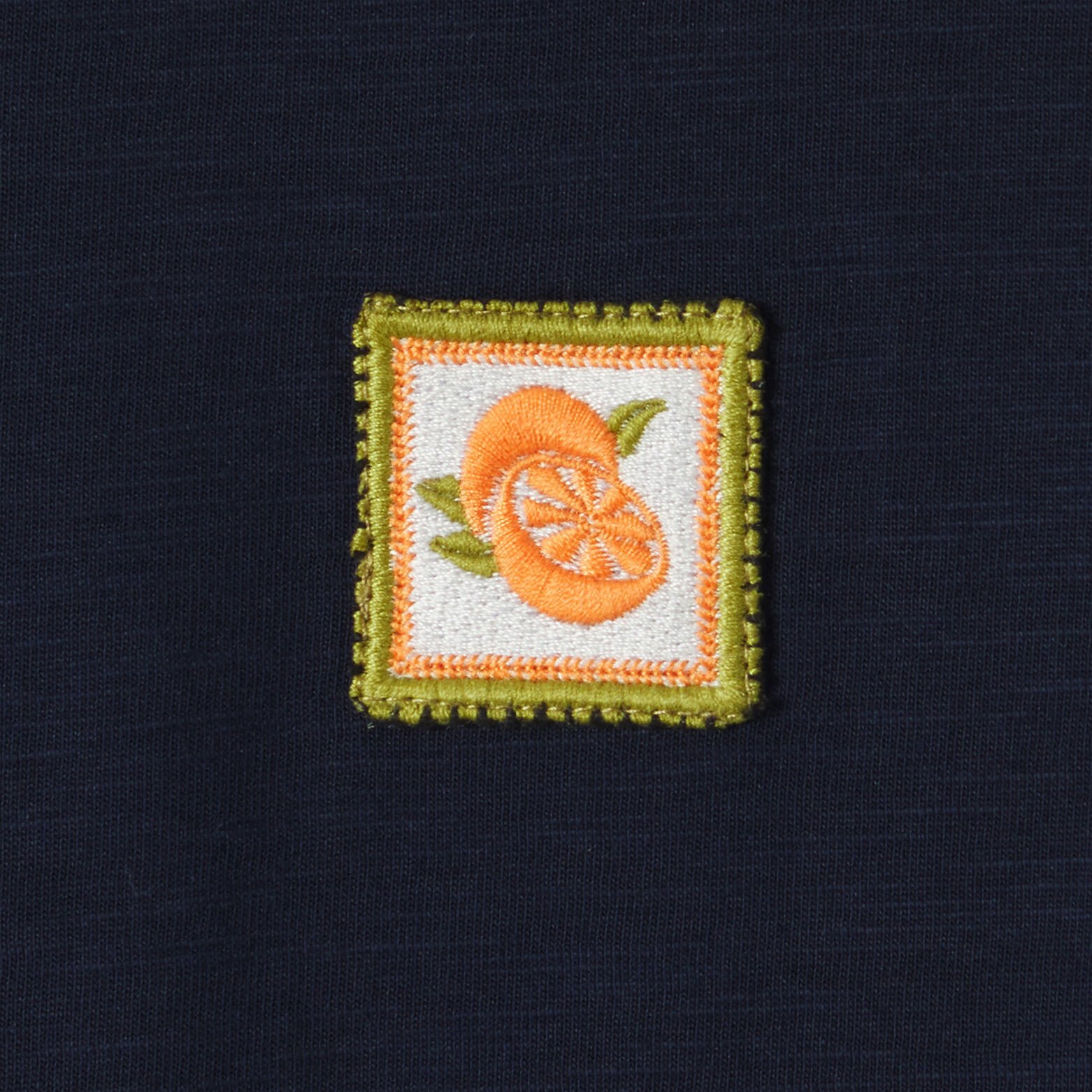 T-shirt in gevlamde stof met borduursel op de bors