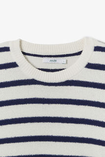 Gestreepte boucl&eacute; trui ronde hals