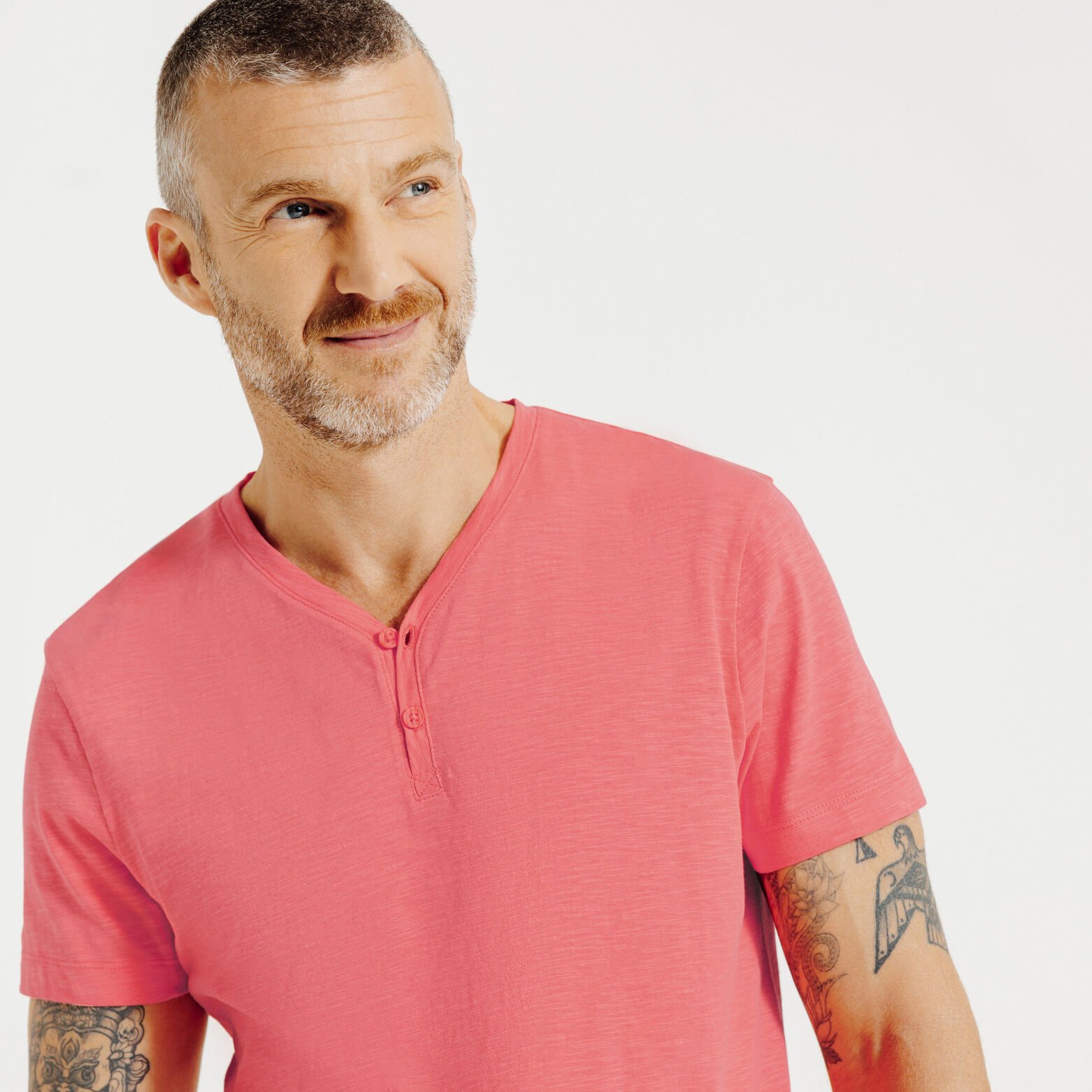 Tee shirt col tunisien en mati&egrave;re flamm&eacute;e