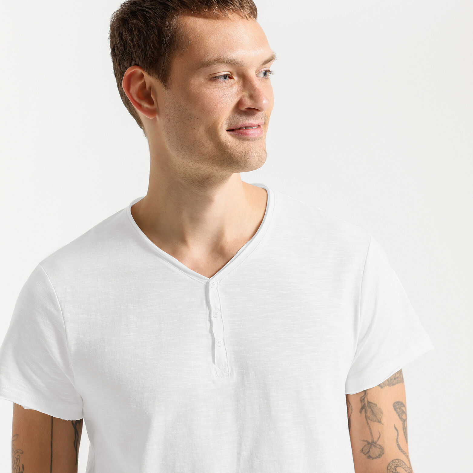 Tee shirt col tunisien mati&egrave;re flamm&eacute;e