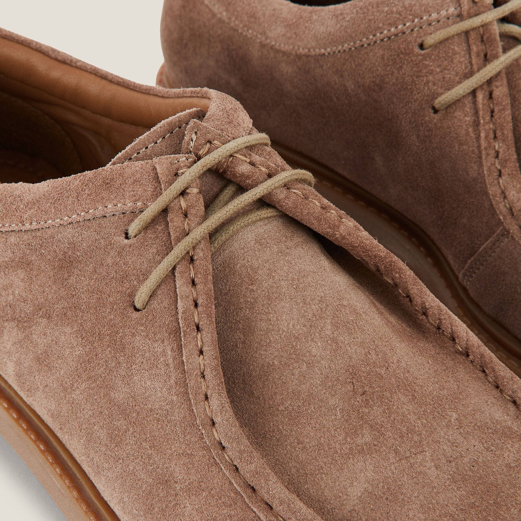 Chaussures en suedine avec semelle crantee