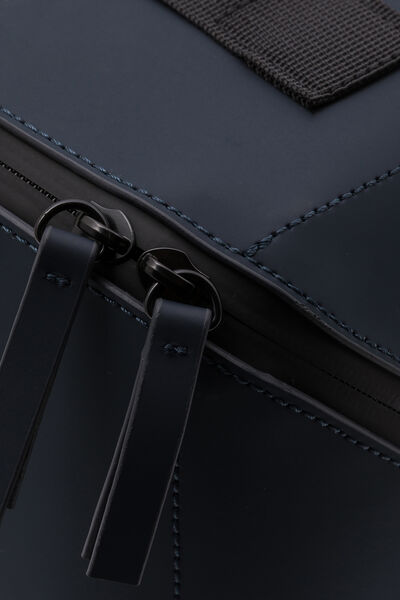 Trousse de toilette en gomme