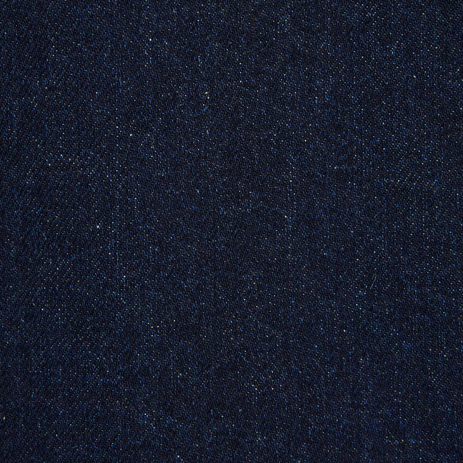 Salopette en jean brut contenant du coton recyclé