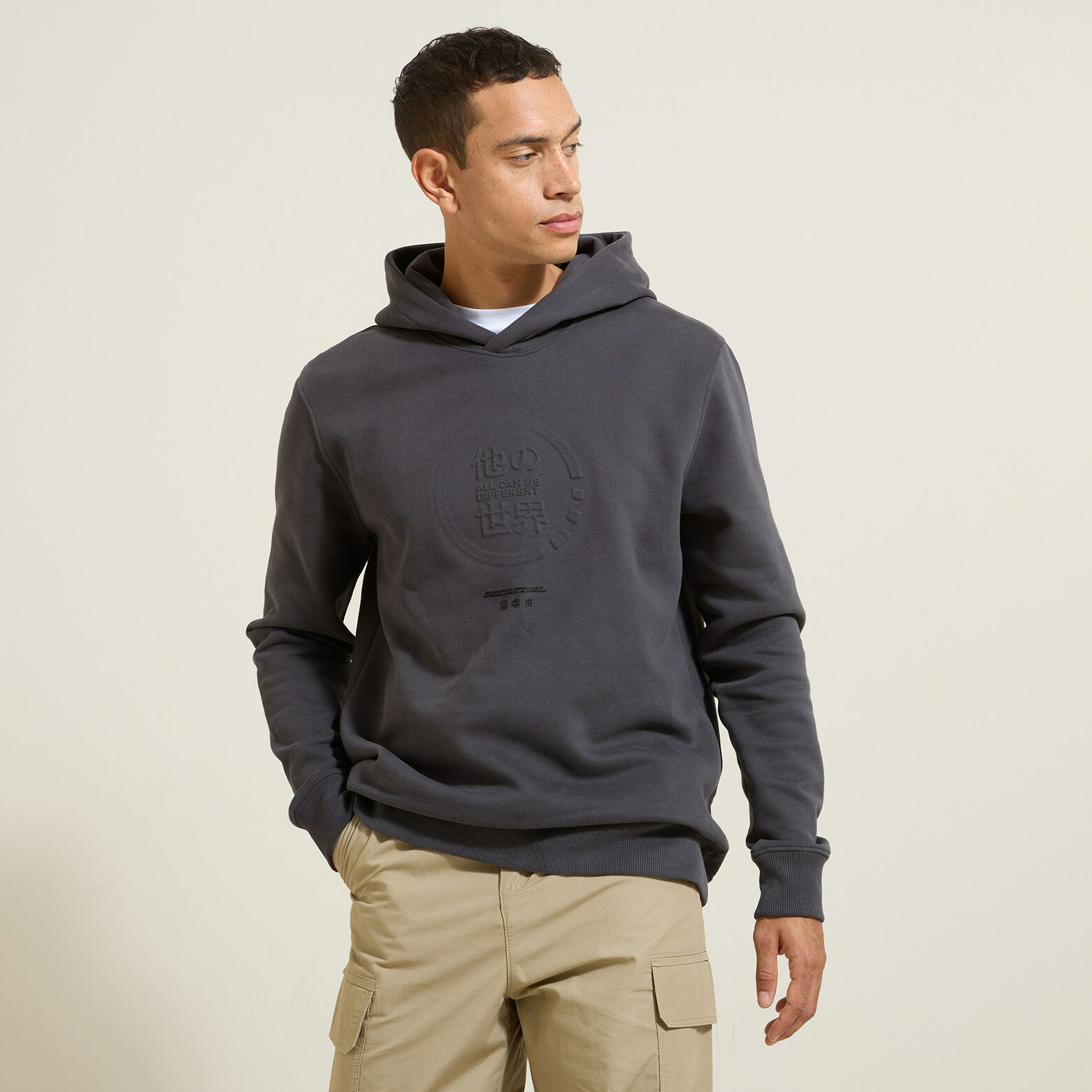 Sweat à capuche animation reliefée