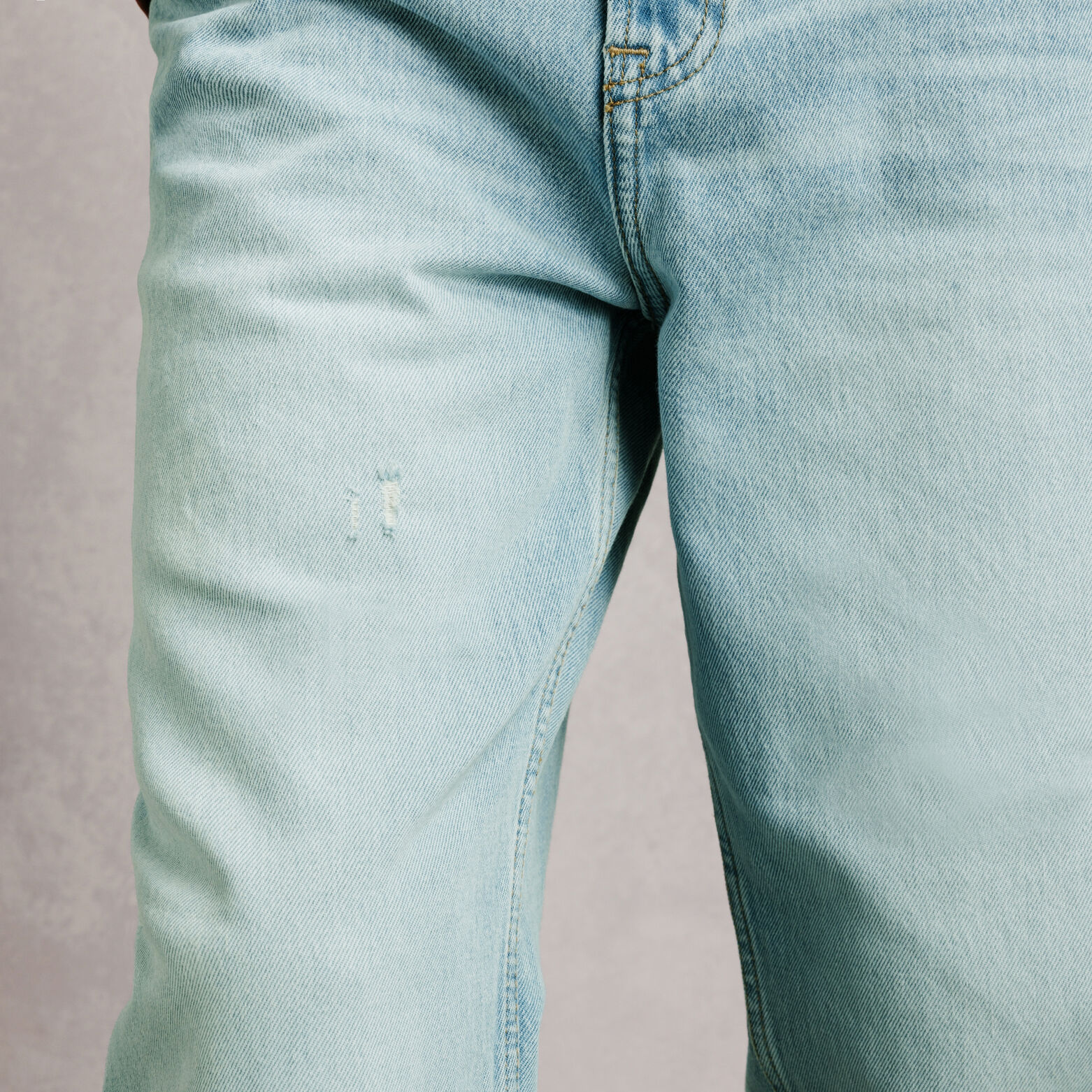 Jean loose d&eacute;lav&eacute; avec l&eacute;g&egrave;res abrasion 100% coton