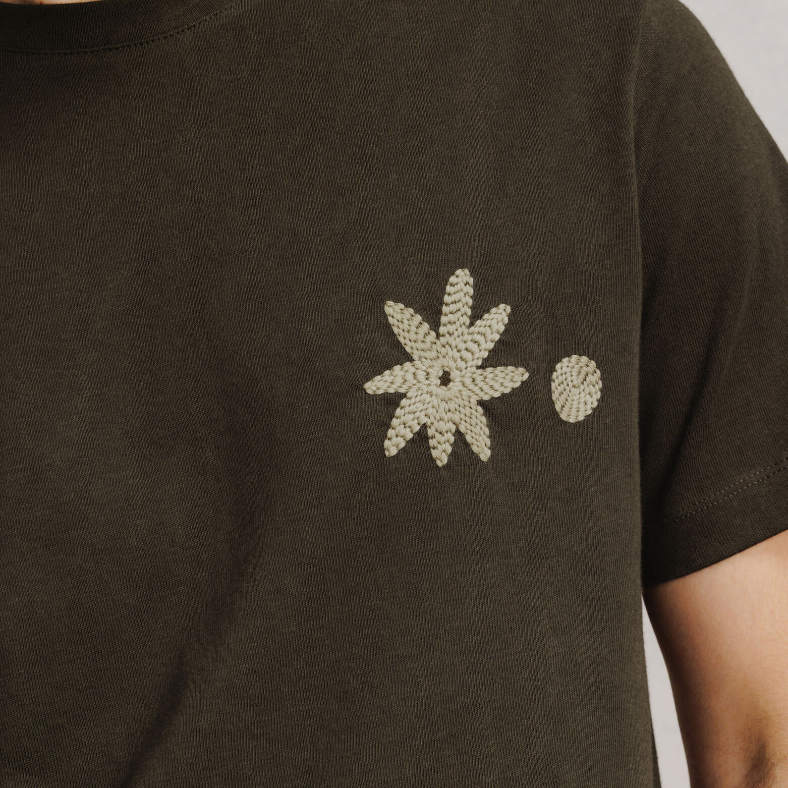 Tee shirt col rond brod&eacute; fleur poitrine
