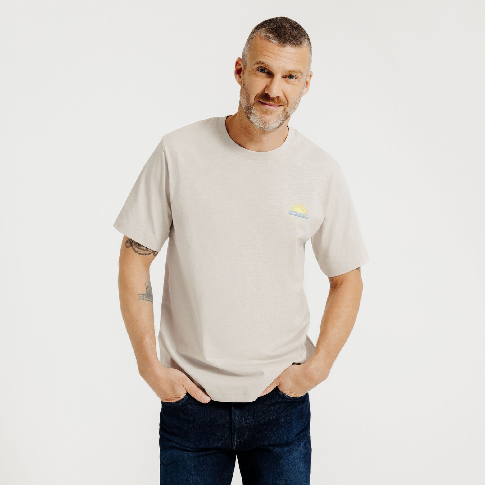 T-shirt in gevlamde stof met borduursel op de bors