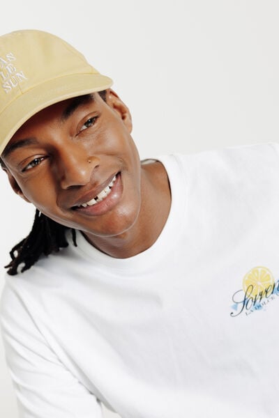 Pet met fantasie-borduursel