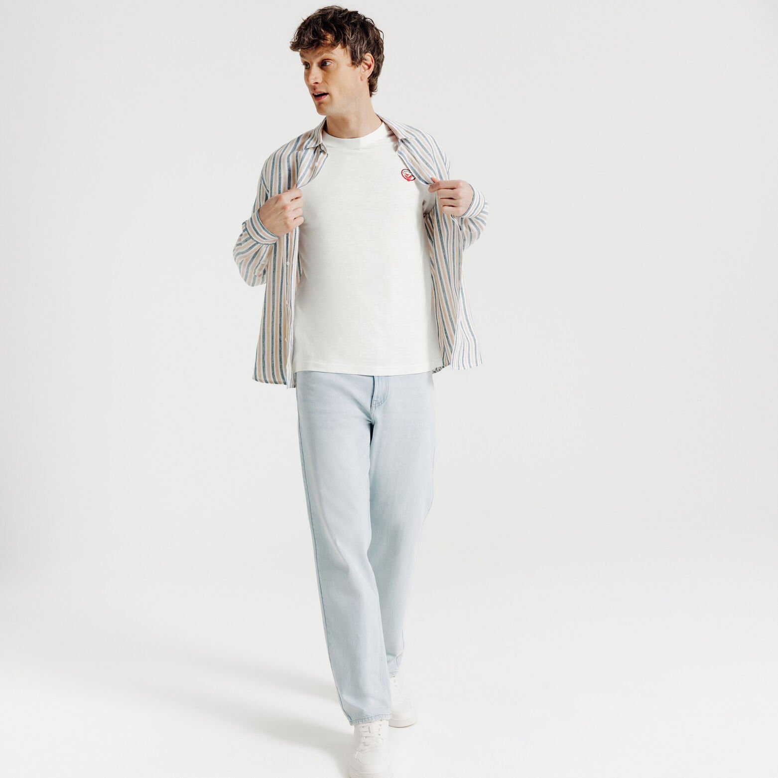 T-shirt in gevlamde stof met borduursel op de bors