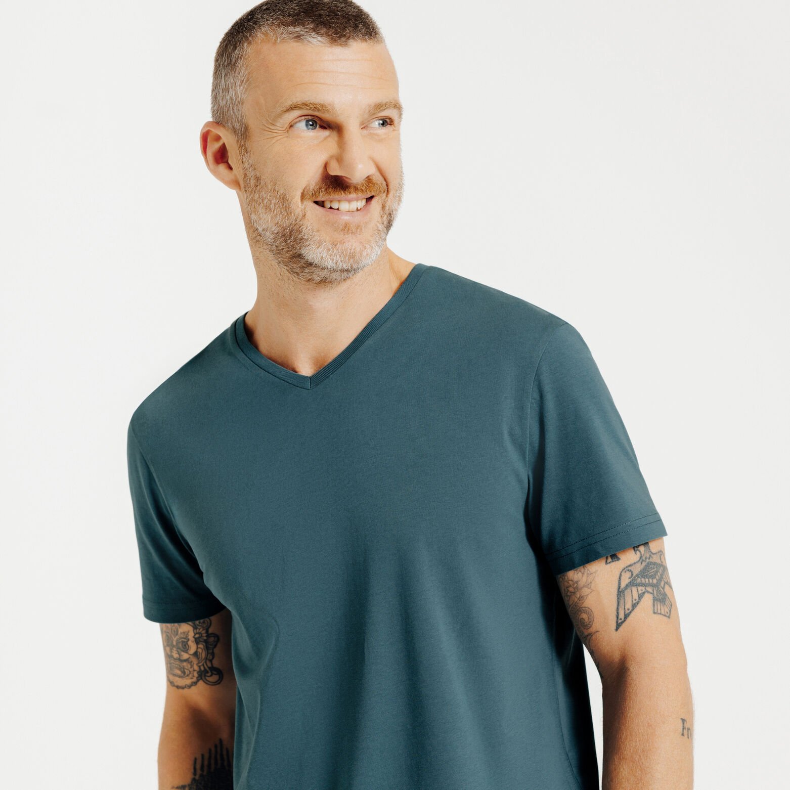 Basic T-shirt met V-hals in biokatoen 