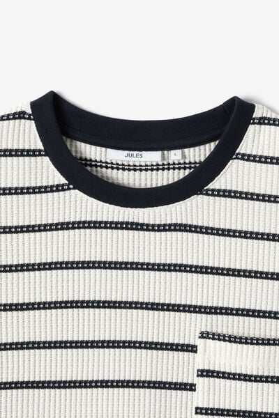 Tee shirt ray&eacute; gaufr&eacute; poche poitrine