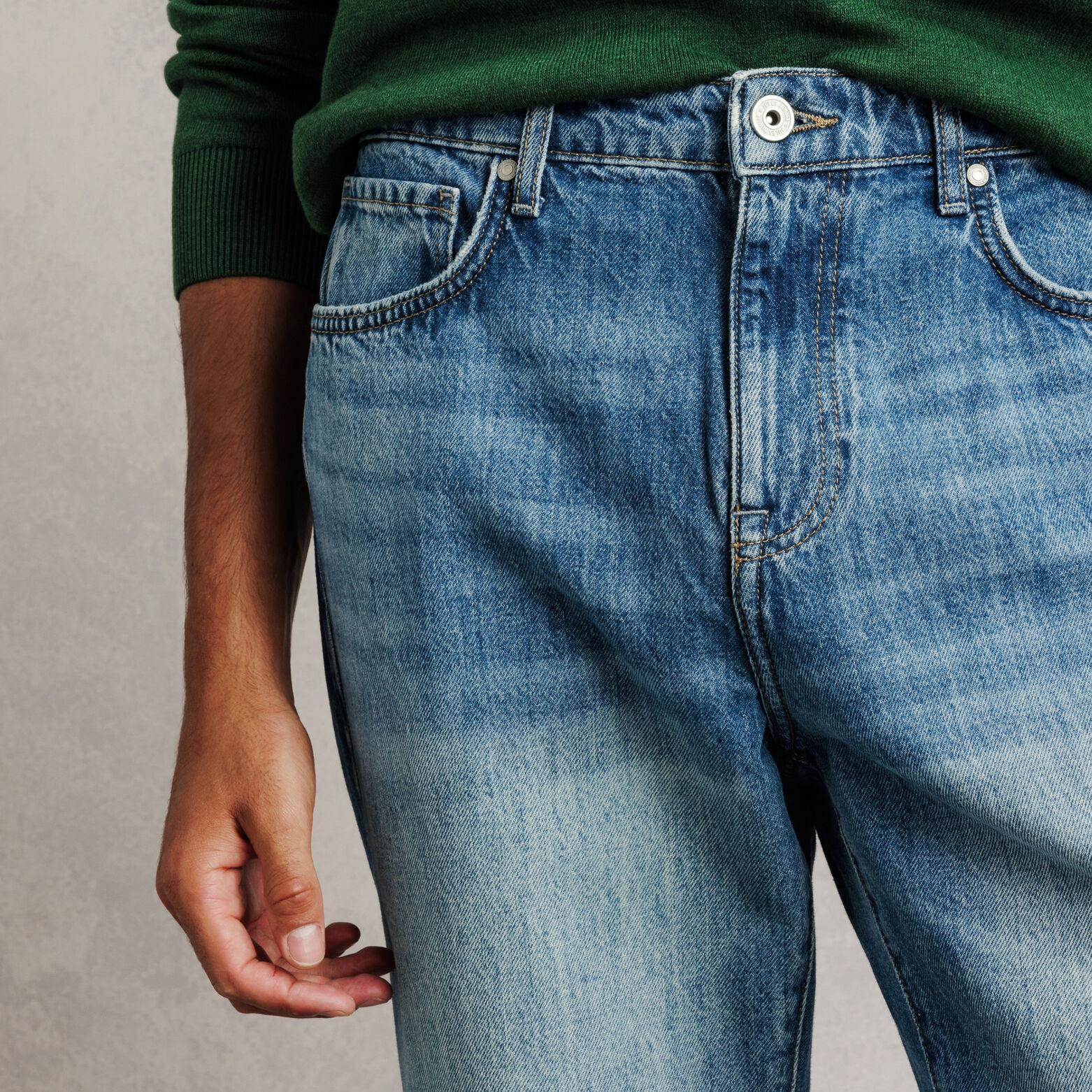 Jean loose avec abrasion d&eacute;lav&eacute; 100% coton