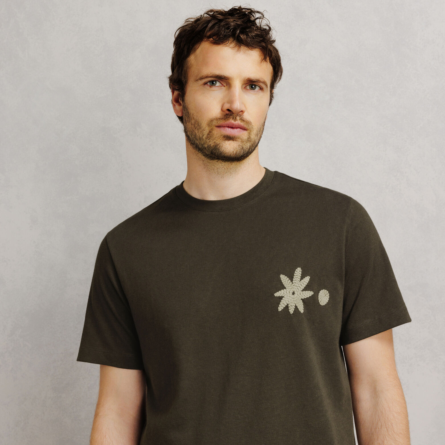 Tee shirt col rond brod&eacute; fleur poitrine