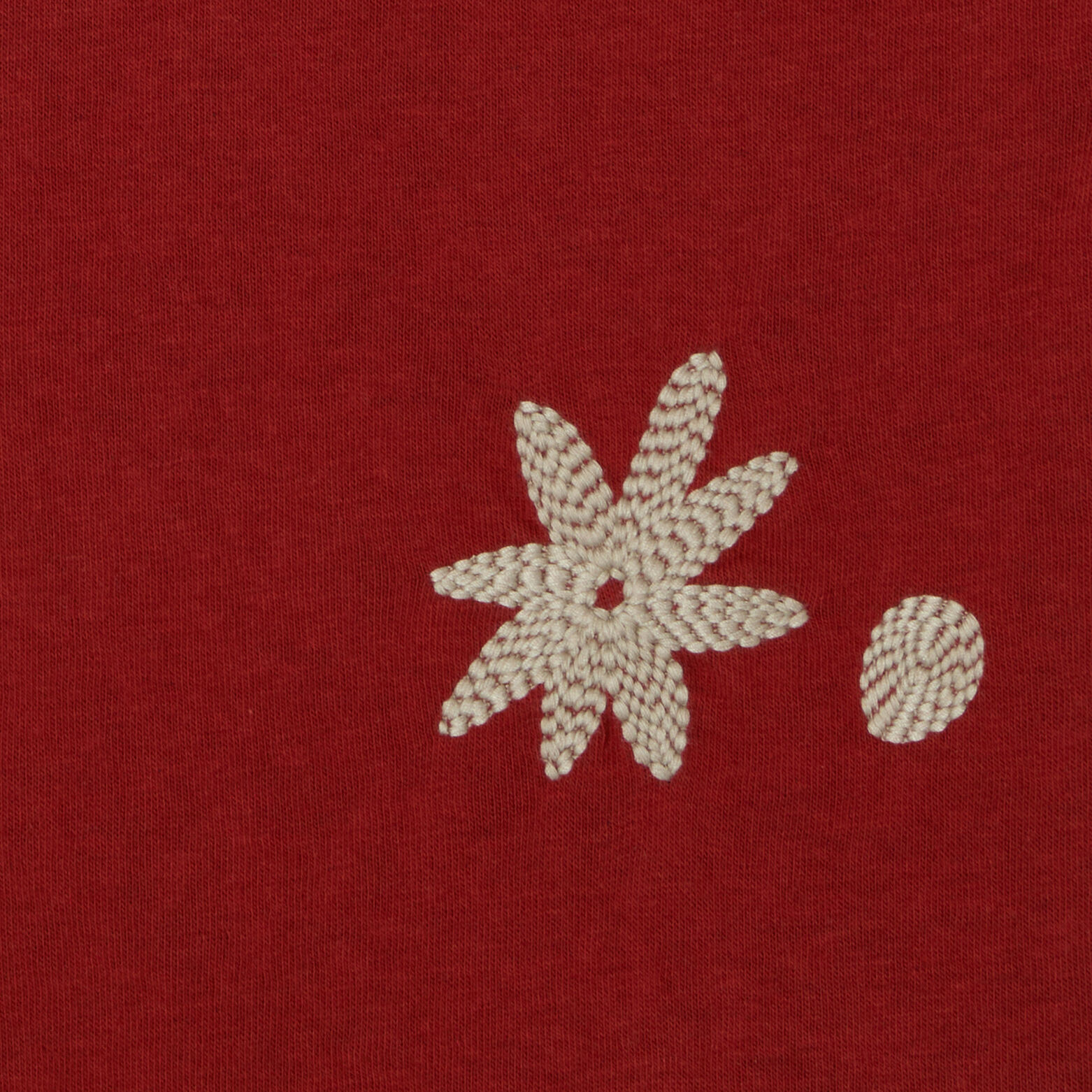 Tee shirt col rond brod&eacute; fleur poitrine