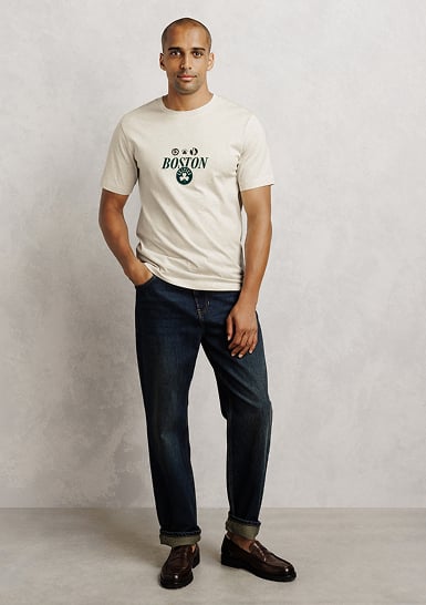 T-shirt écru NBA Boston Celtics avec un jean foncé