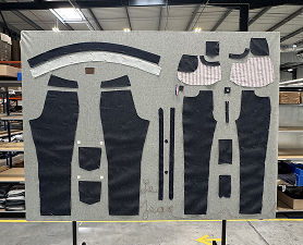 Découpe des pièces du jean en atelier