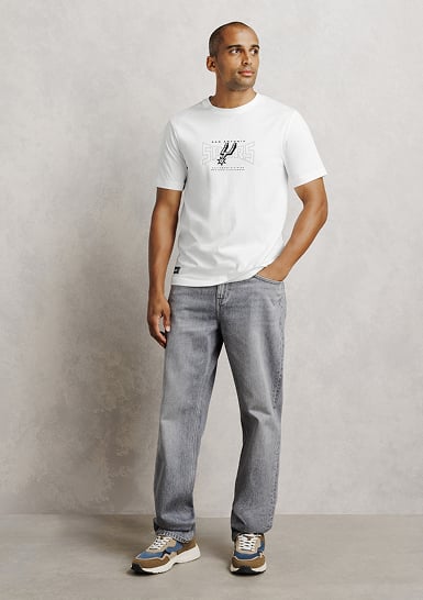 T-shirt blanc NBA San Antonio Spurs avec un jean gris