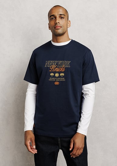 T-shirt bleu marine NBA New York Knicks porté sur un t-shirt manches longues blanc