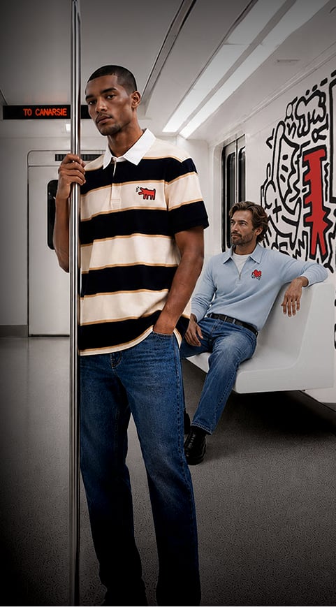 Twee mannen in de metro met de collecties l'Art à porter x JULES