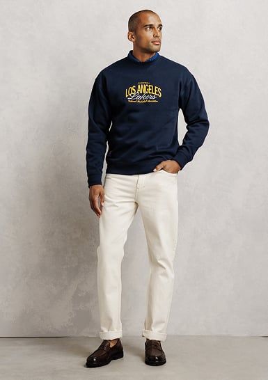Marineblauwe NBA Los Angeles Lakers sweater gedragen met een ecru broek