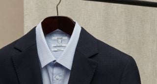 bien suspendu sur un cintre adapté