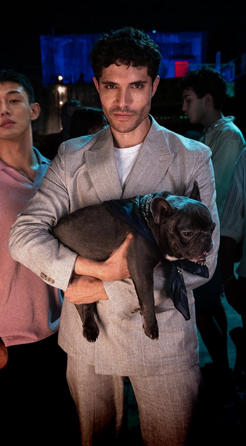 Mannequin met een kostuum en een kleine hond