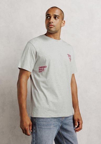 Lichtgrijs NBA Chicago Bulls t-shirt met een blauwe jeans