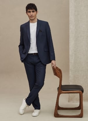 Look ongedwongen, blauw kostuum