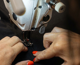 Assemblage et couture du jean en atelier