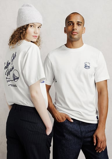 Deux t-shirts blancs NBA Golden State Warriors, vus de face et de dos