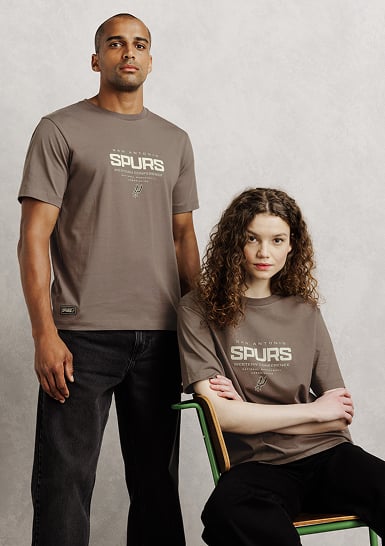 Deux t-shirts taupe NBA San Antonio Spurs portés par un homme et une femme