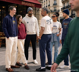 Groupe de six personnes en vêtements NBA devant une brasserie parisienne