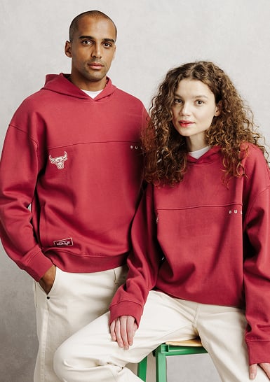 Un homme et une femme en sweats à capuche rouges NBA Chicago Bulls