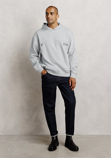 Sweat à capuche gris clair NBA avec un jean foncé