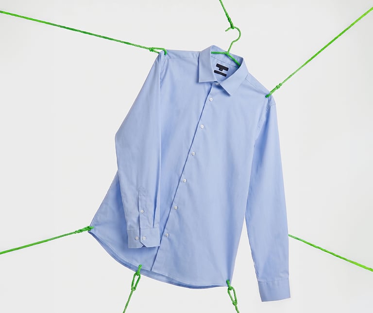 Chemise Jules suspendue, un tissu qui reste sans plis après lavage et séchage