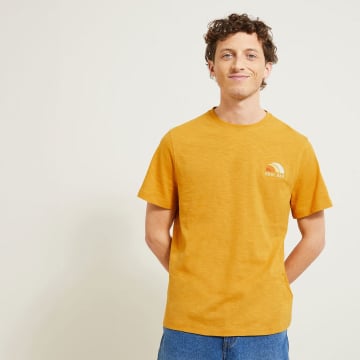 Mannequin met een oranje T-shirt met korte mouwen